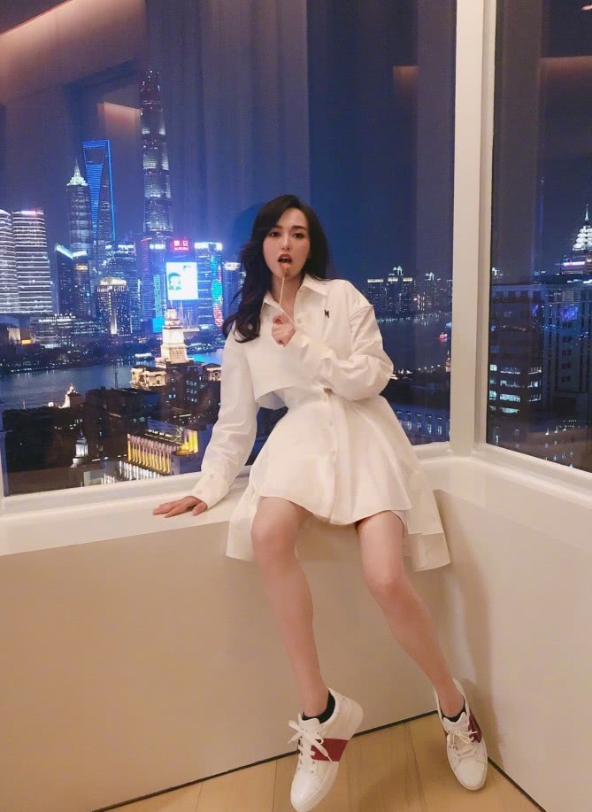 唐嫣再晒当妈孕照,裤袜被她穿成"叠叠袜",腿型孕妈里太罕见!