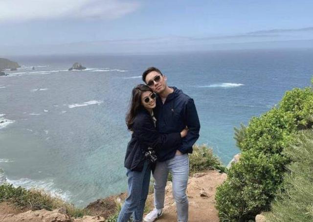 不老男神与爱妻携手走过三十年恩爱依旧 儿女双全生活温馨幸福