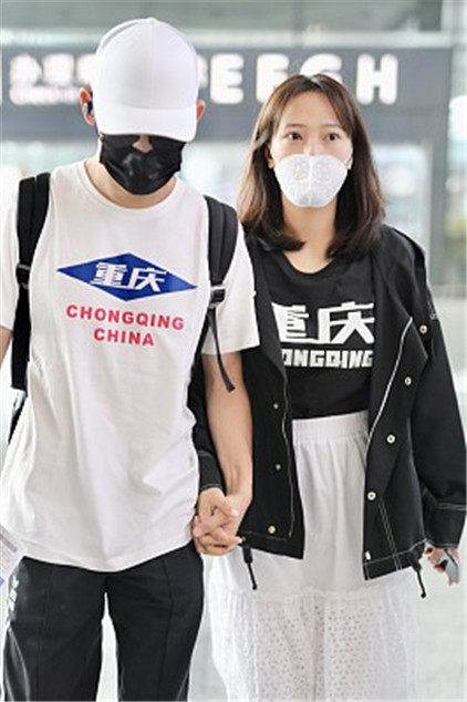 聂远和妻子秦子越亮相机场 穿黑白情侣t恤 戴黑白口罩大方秀恩爱