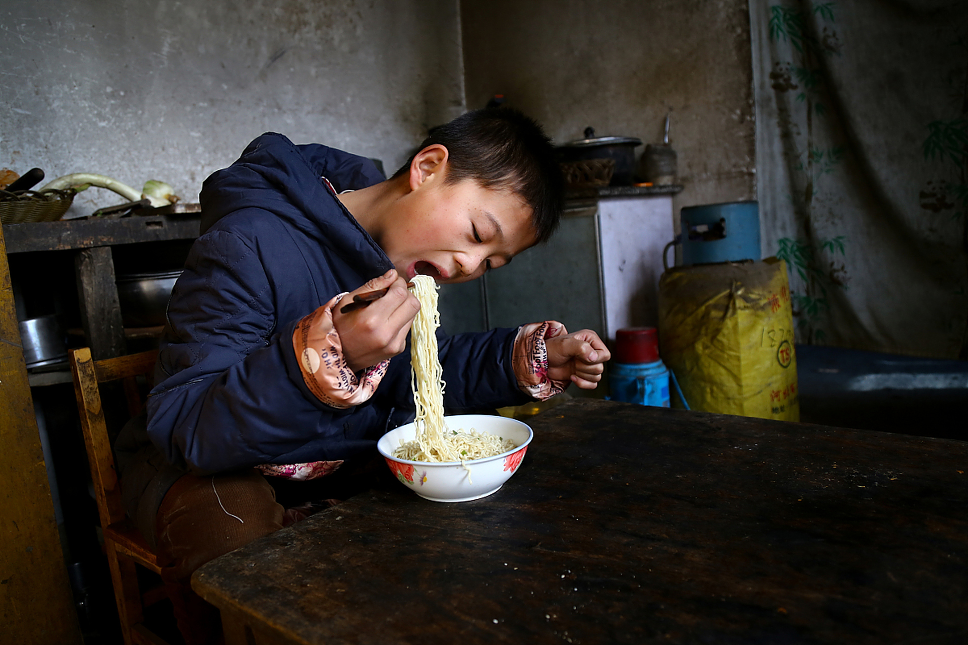 同事刚到单位,一脸憔悴,看得出又是一夜没睡好