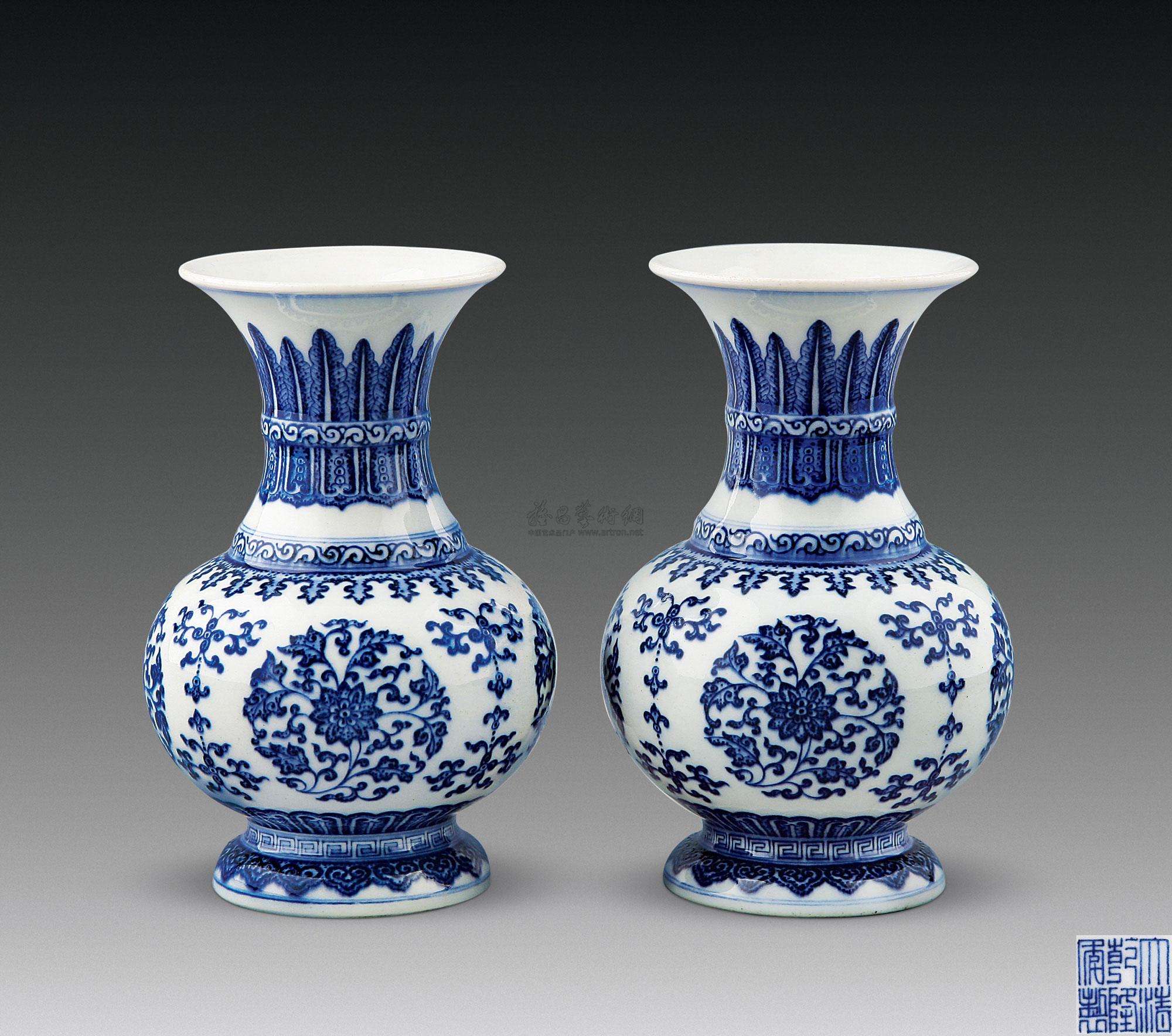 折枝莲纹也是瓷器上重要的吉祥纹饰,构图方式是截取莲花的一枝或一