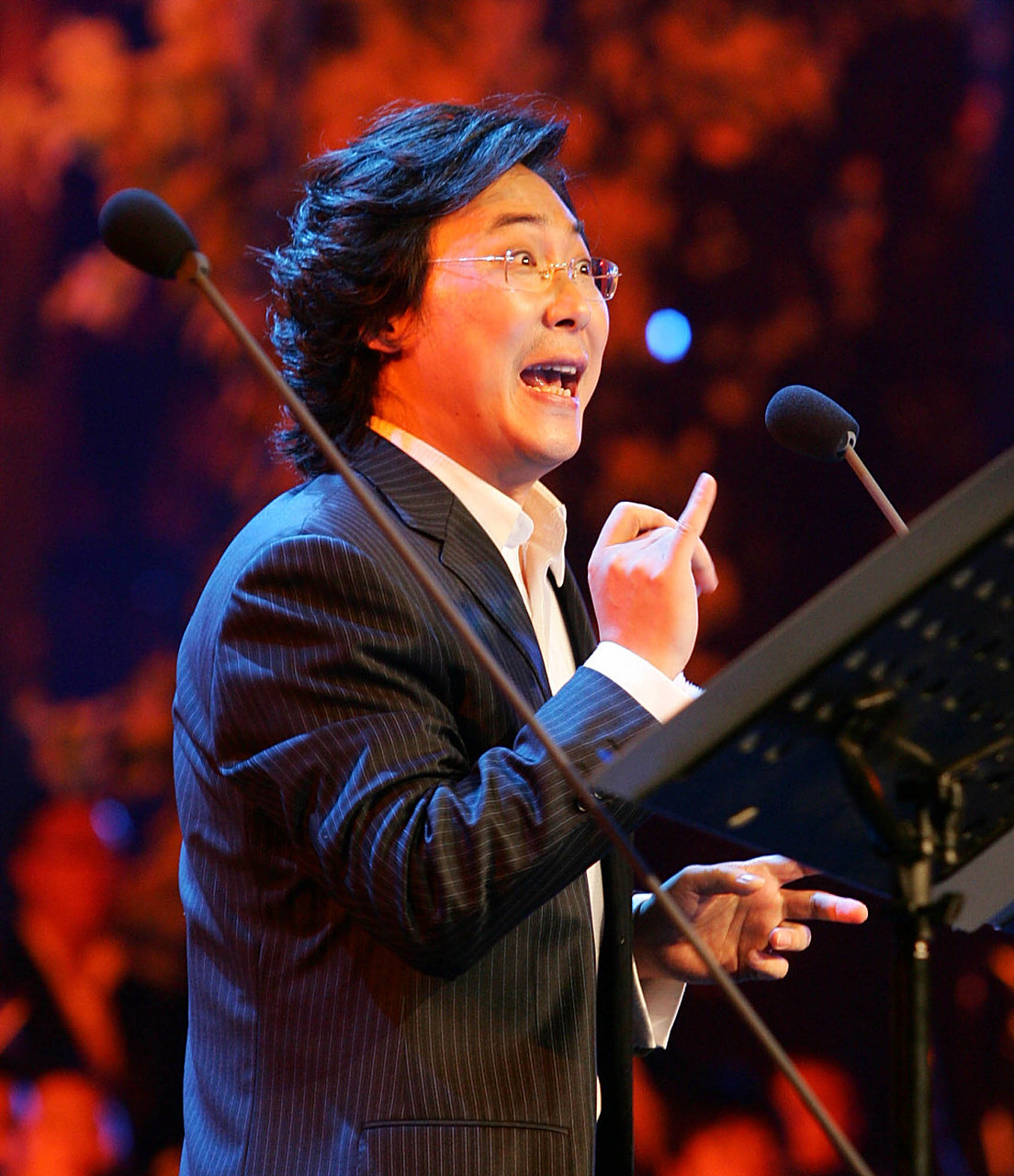 莫华伦是著名的歌唱家,他的艺术成就和声望备受认可.