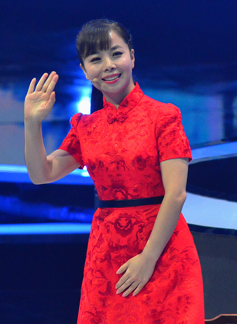 婚礼当天王二妮动情地说:"我出道十五年,是李飞陪伴了我,红了不能忘本