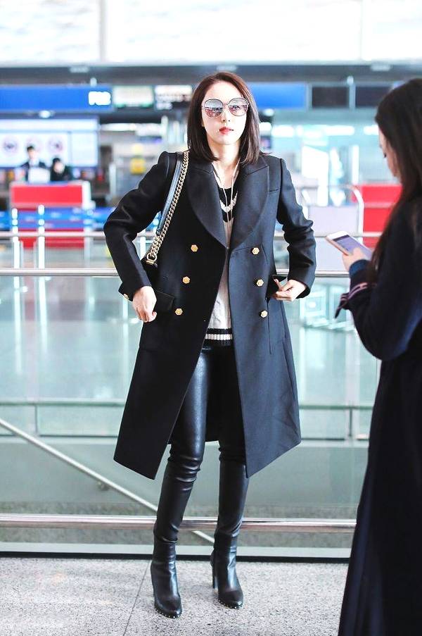 董璇剪短发黑大衣配超长筒靴,气场无敌