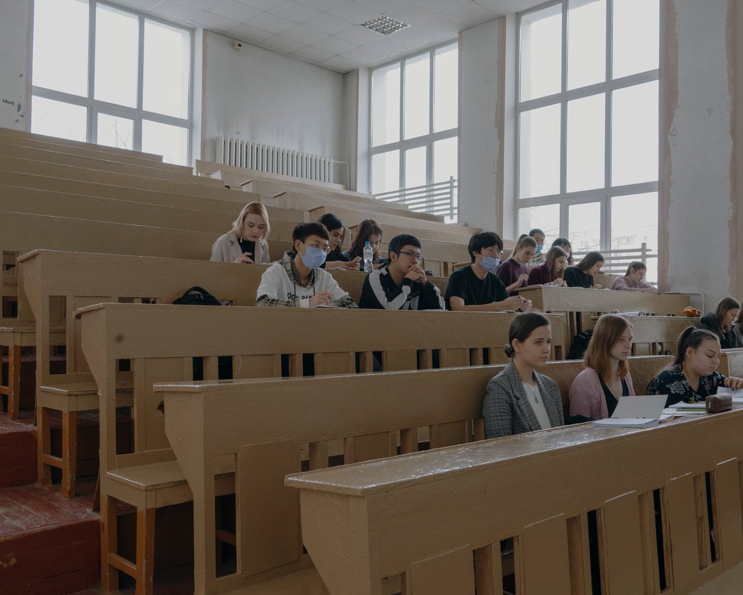 在布拉戈维申斯克国立师范大学的俄罗斯和中国学生。“我们需要他们,他们也需要我们,”该大学的一位中国专家表示。