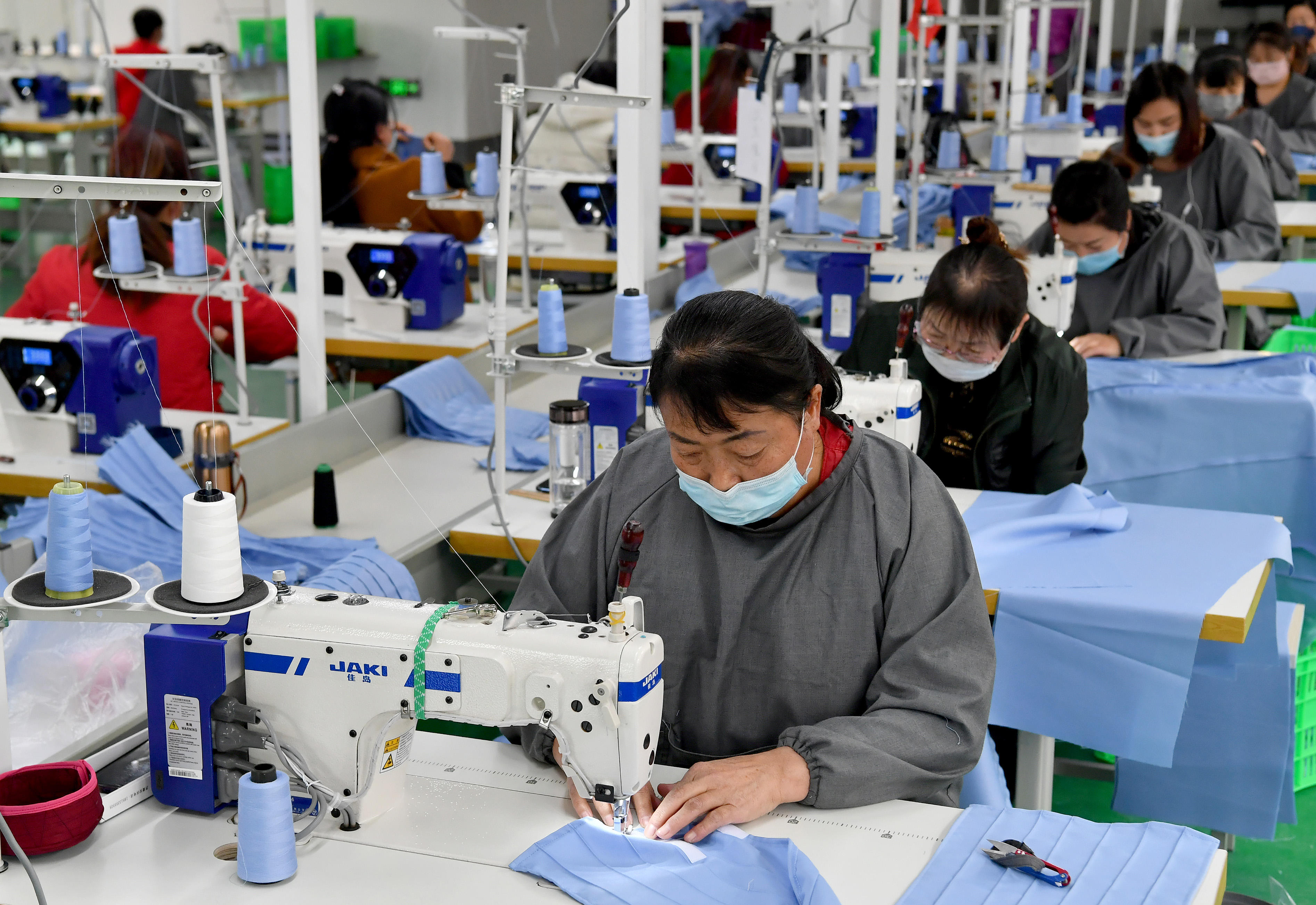 陕西耀州:社区工厂制衣忙(3)