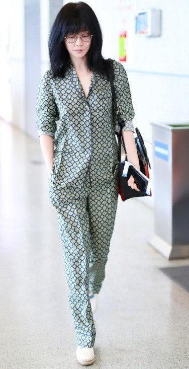 高贵妃真会玩,谭卓一身"睡衣"就出门,素颜的她老了不止10岁