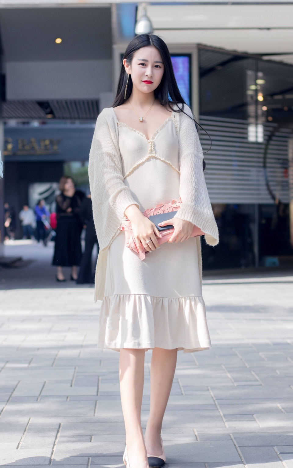 美少妇肌肤白皙,身穿米白色v领长裙,尽显成熟女人的魅力