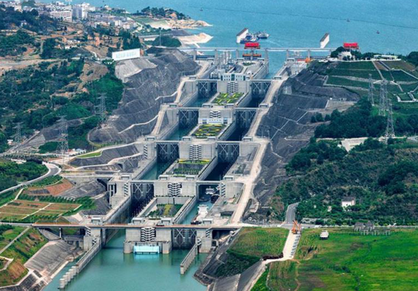 回顾全球最大的三峡船闸:造它削平了18座山头,轮船经过如爬楼梯