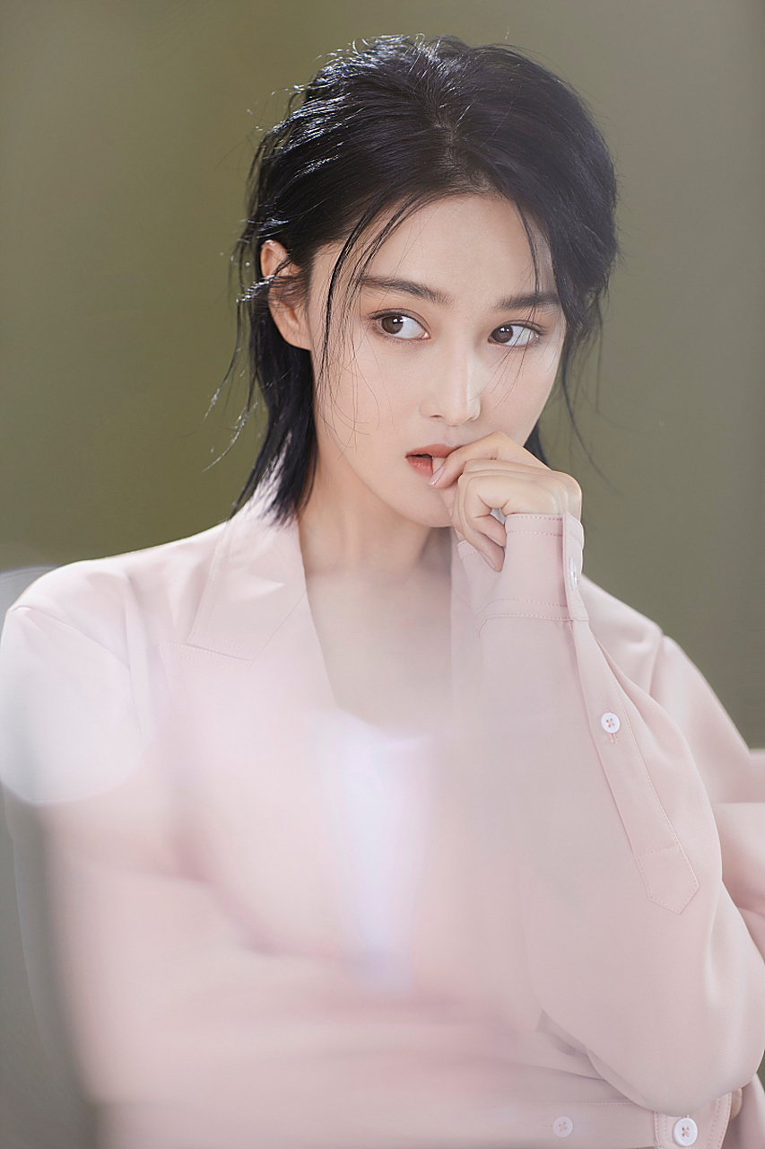 张馨予,很多人心中的梦中情人,性感形象深入人心,自带英气的外貌加上