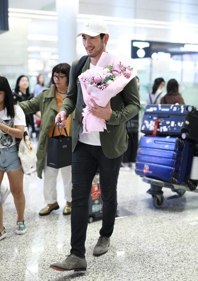 195的高以翔手捧鲜花现身,小胡子油腻有魅力,新剧准备国庆上映