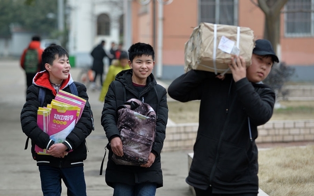 安徽郎溪:开学季,学生兴高采烈搬书忙
