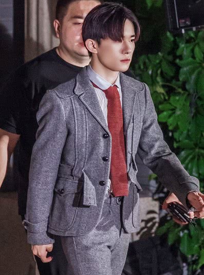 看惯了易烊千玺的红衣,当穿"民国风"衣服,网友:哪家的少爷?