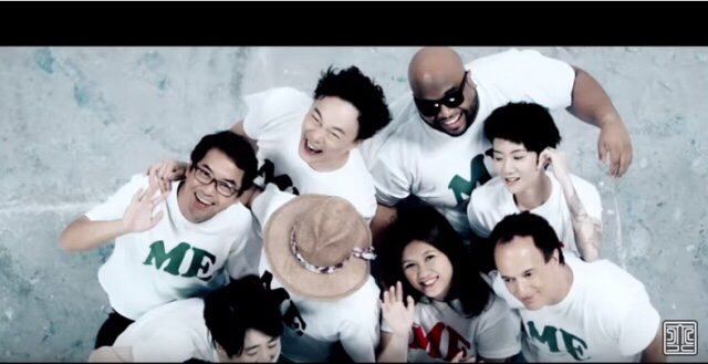 eason新歌mv现卢凯彤笑脸 从后熊抱场面温馨