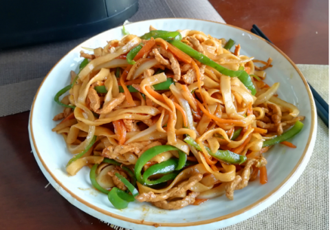 【家常尖椒肉丝炒面】