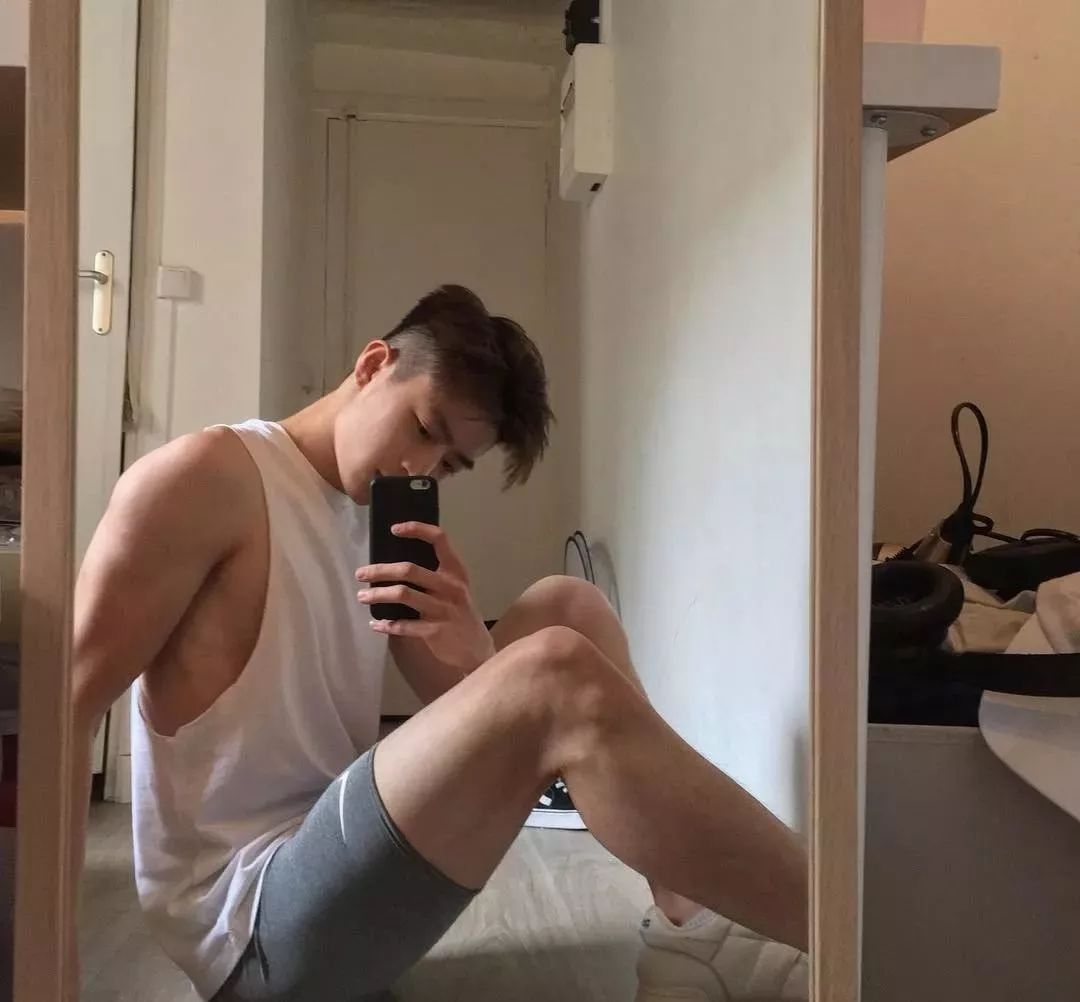 高颜值和肌肉身材的帅气学霸,笑起来秒杀一切生物!