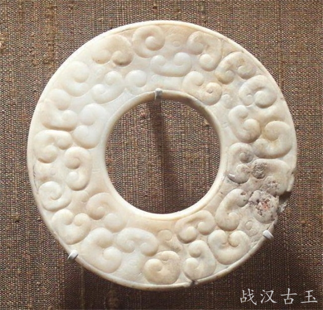 看不明白春秋玉器纹饰,请记住几种常见的春秋龙首纹