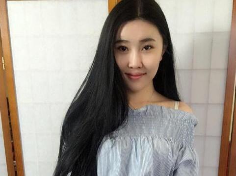 斗鱼昔日一姐阿怡现状令人唏嘘,点蜡烛照明外加廉价香烟!