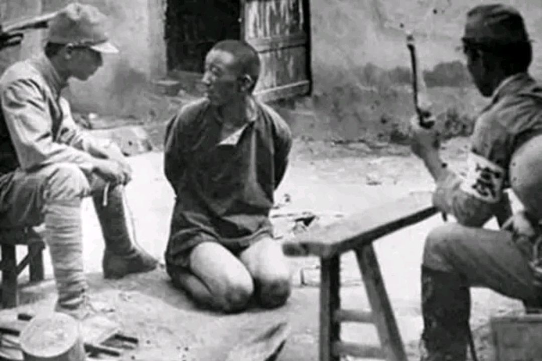 50岁老人被鬼子抄家后,坐着用日语大骂,日军高官:师哥打扰了