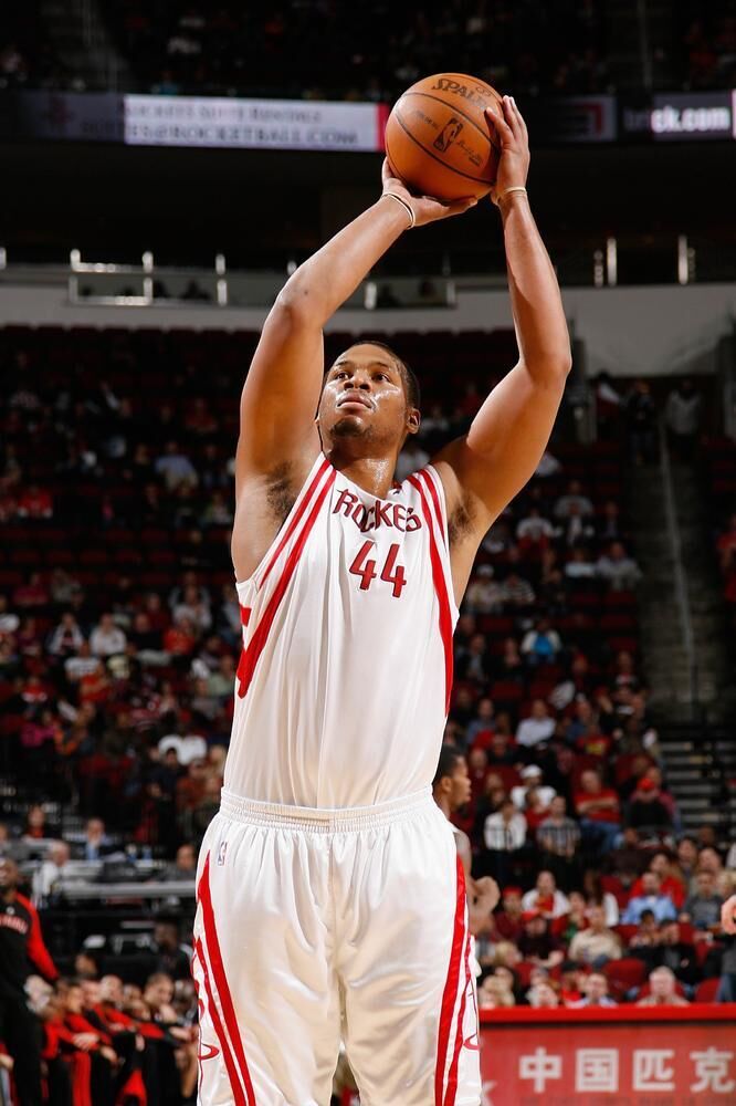 第三名:布泽尔,他的投篮姿势也是很奇葩,布泽尔的投篮出手点非常靠后