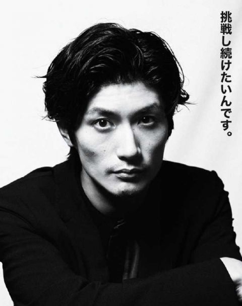 三浦春马拍摄杂志 黑白风格尽显棱角