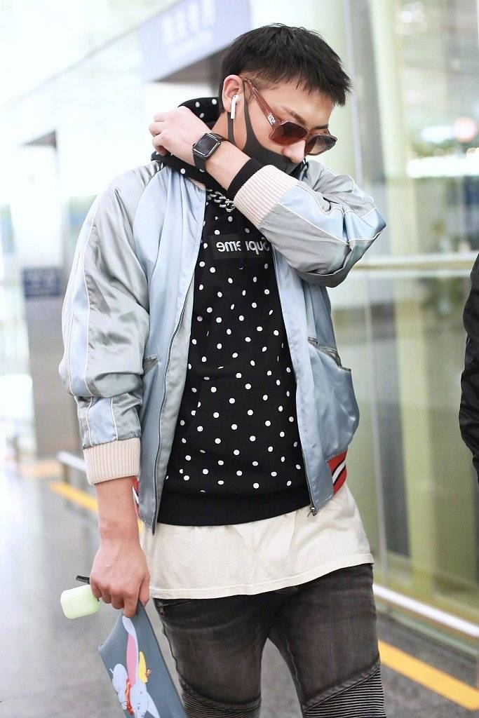 黄子韬又换新发型,一身潮装低调走机场,身材发福像换了个人!