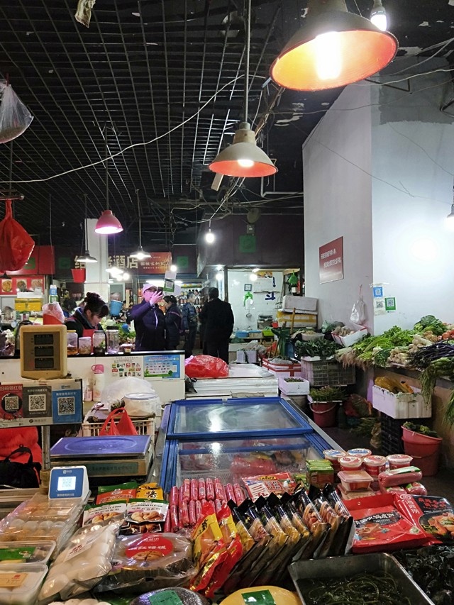 杭州王家弄农贸市场丨生鲜门店包围下的传统社区菜市场如何突围?