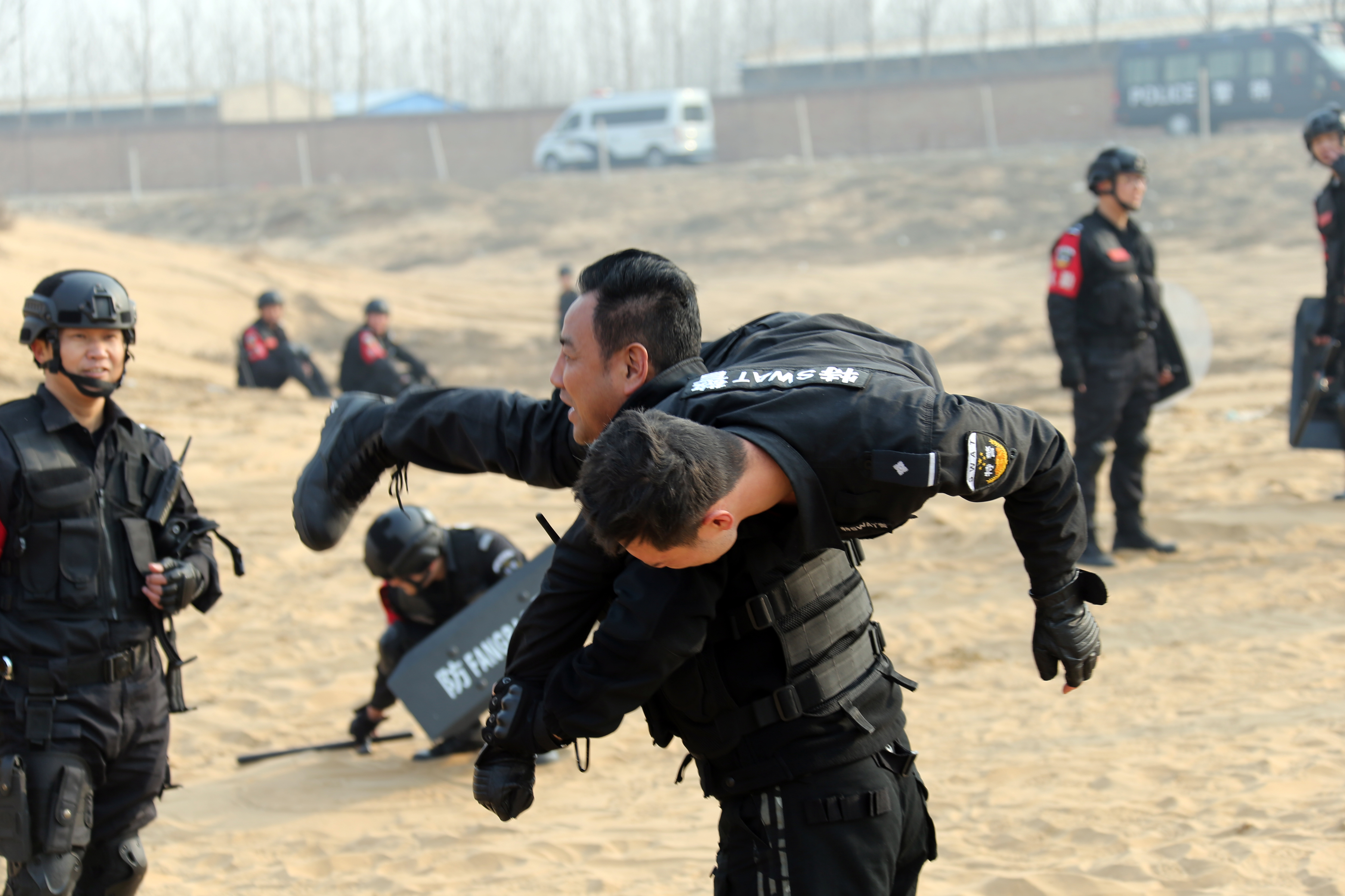 陕西大荔公安巡特警大队沙漠大练兵 "拉得出,冲得上,打得赢"