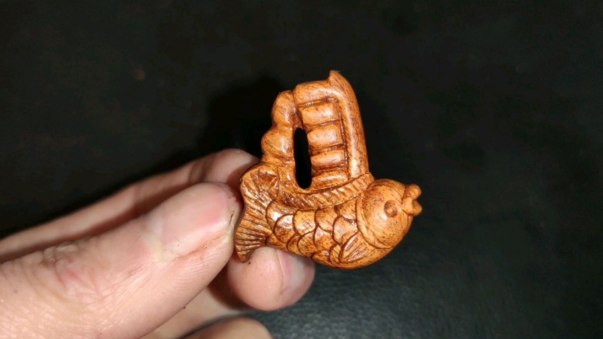 木雕船,鱼形状的帆船,寓意一帆风顺