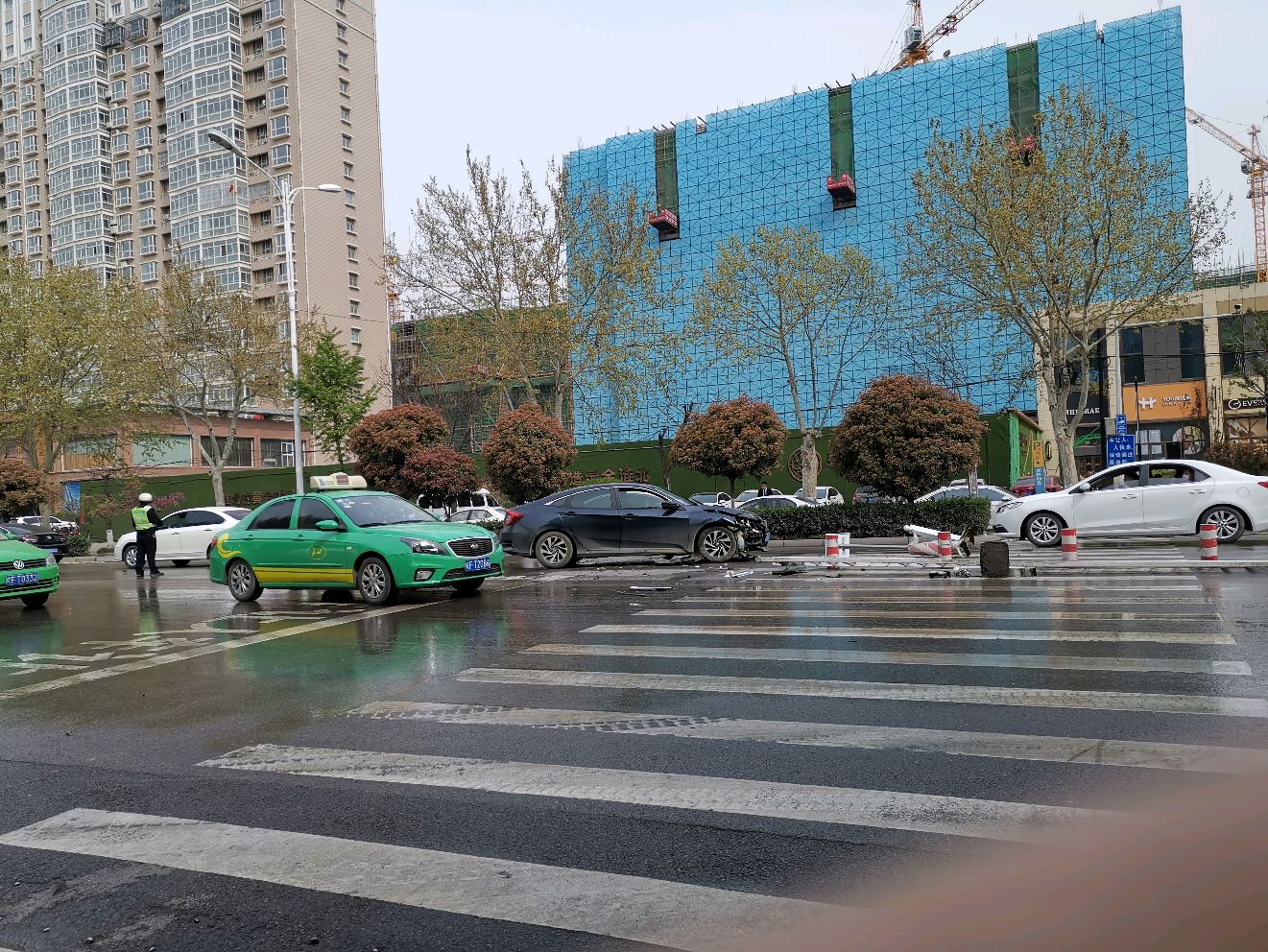 淮北市四马路发生一起交通追尾事故,现场惨烈