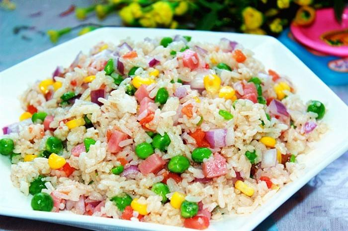 五彩炒饭,制作简单,营养均衡,色泽鲜艳,看着就有胃口!