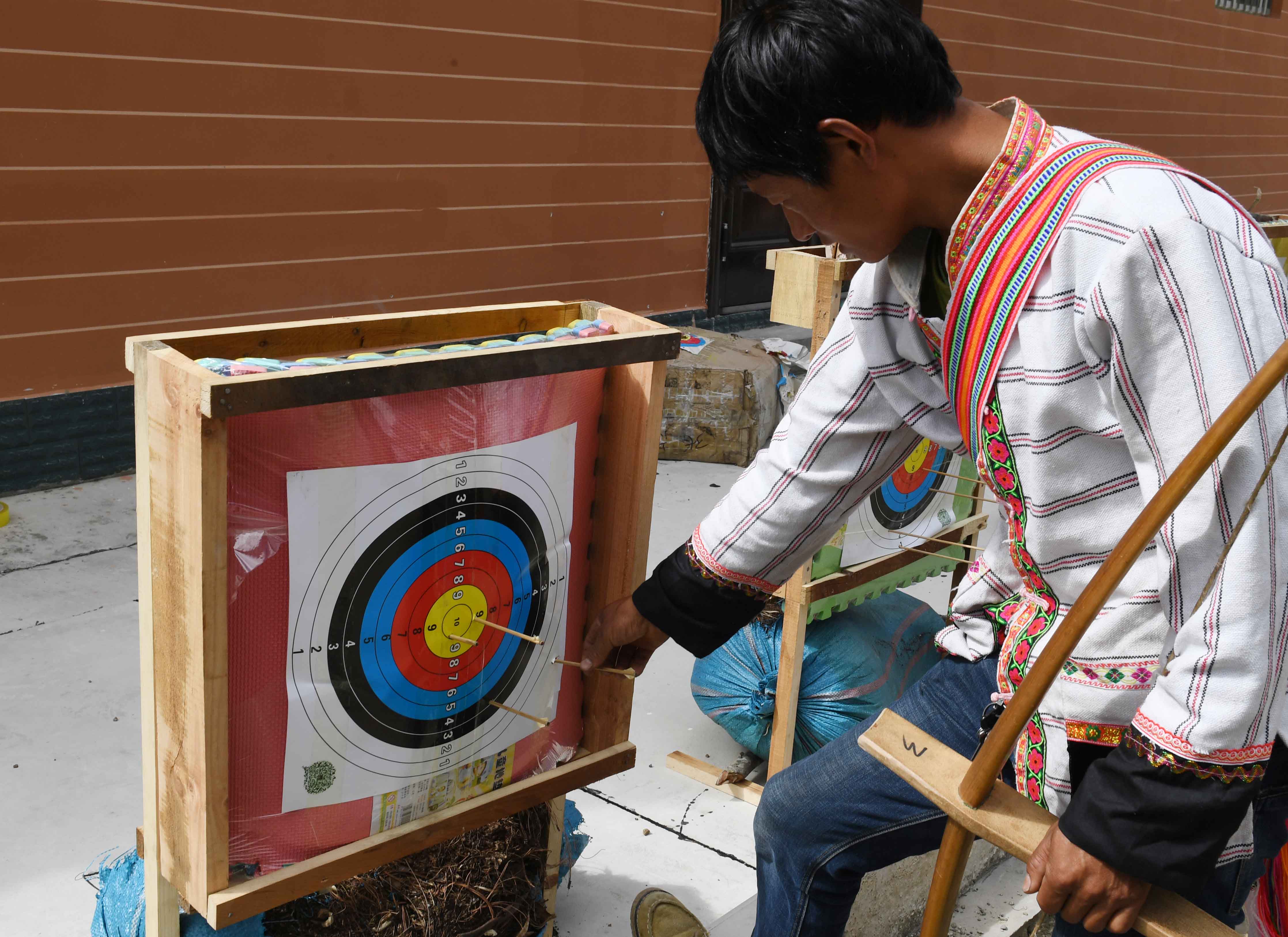 民族体育——傈僳族群众举行射弩比赛(2)