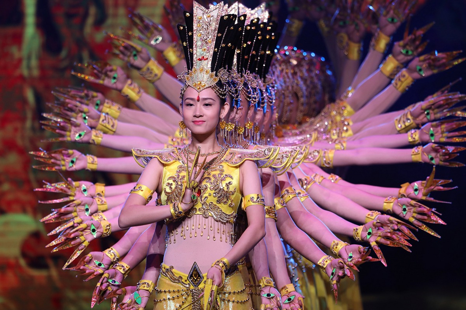 还记得当年在雅典残奥会闭幕式上表演的震撼舞蹈《千手观音》吗?