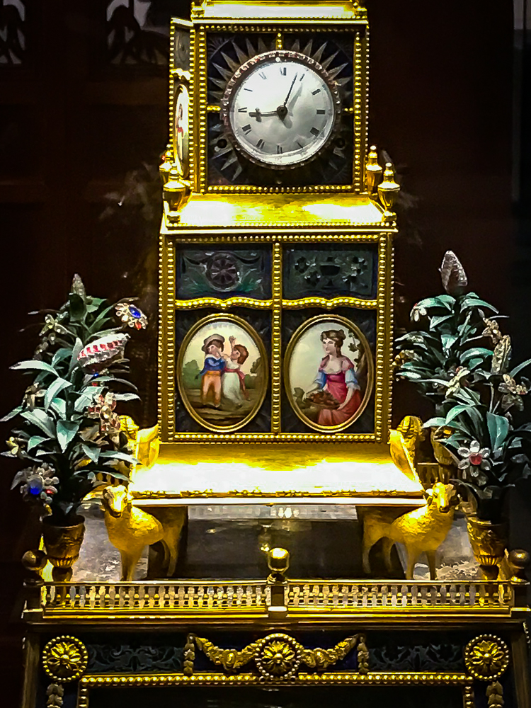  古物寻踪>实拍一件故宫养心殿的水法钟