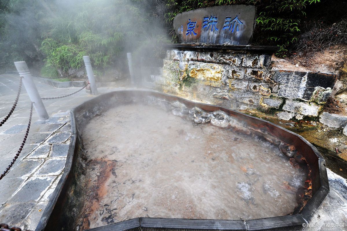 阳光透过云层,斑驳地洒在韶关云门山脚下的温泉池上,仿佛给这片宁静之