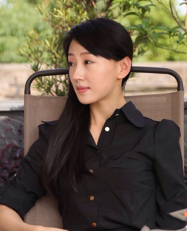 2011年,闵春晓出演电视剧《纸船明烛照天烧》,饰演水妹子;同年出演