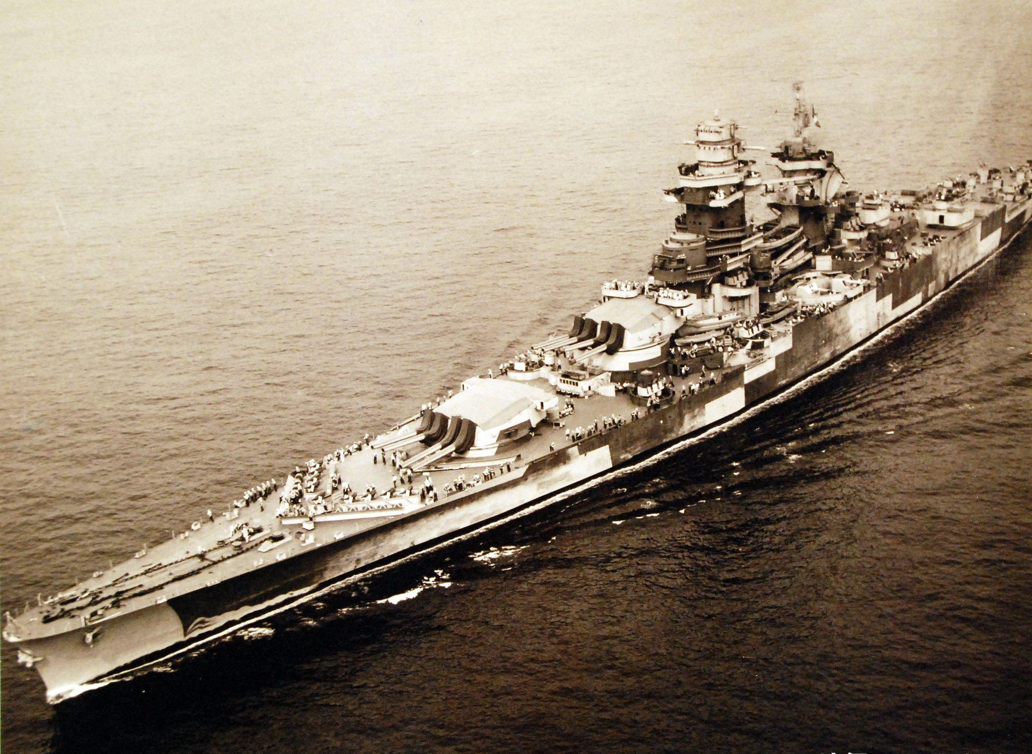 2座四联装1935型380毫米45倍径舰炮,3座三联装193