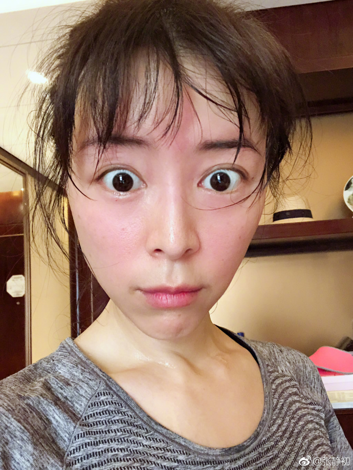 张静初与男友人扳手腕,着装优雅却肌肉尽显,男方的眼神是亮点