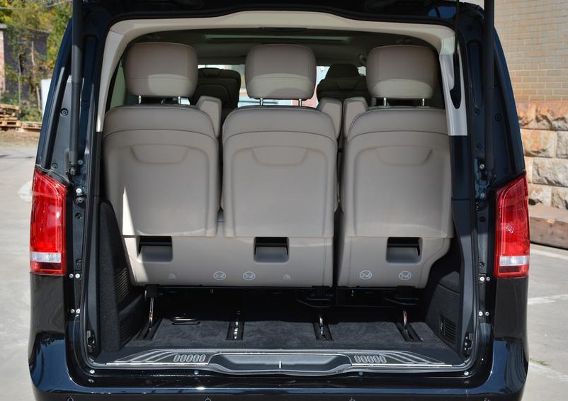 后备箱家用完全没问题,我车上钓具和露营的东西都没从车里拿下来过,储