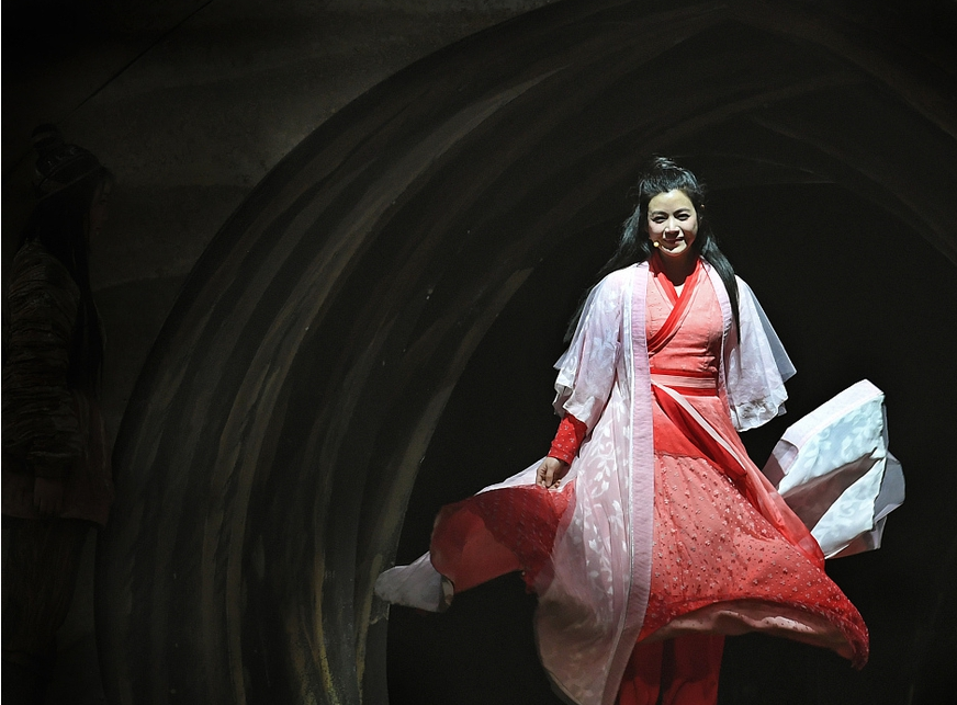 陈妍希一身红色嫁衣亮相梅兰芳大剧院,眼神杀气十足,经典重温!