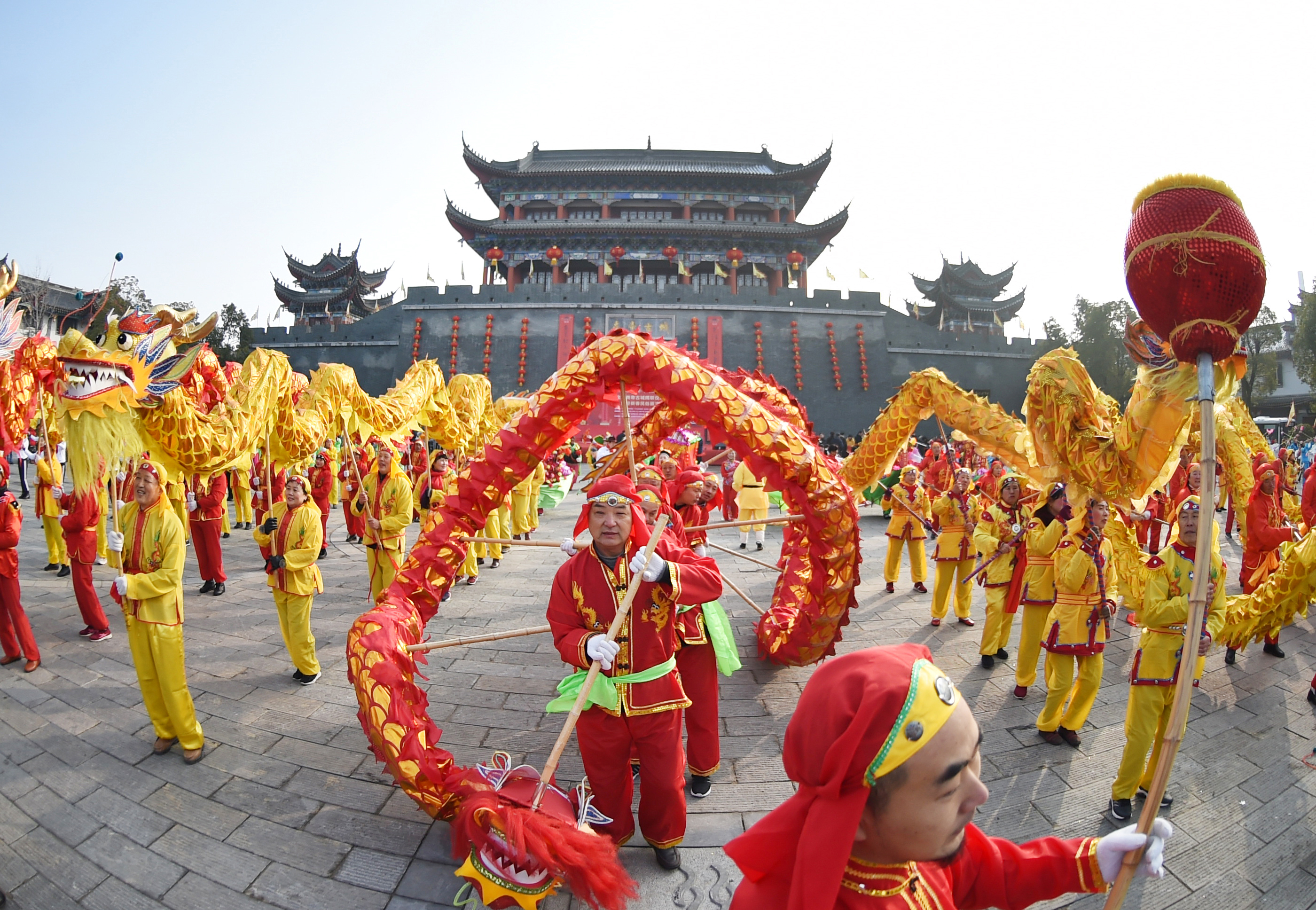 2月1日,人们在民俗展演活动中表演舞龙.新华社发(陈义宝 摄)
