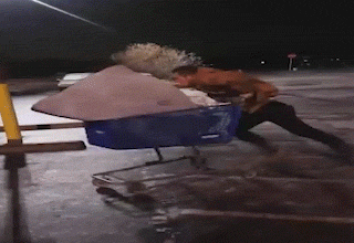 搞笑图片段子笑话:老板第一次给员工发福利,让员工大吃一惊!