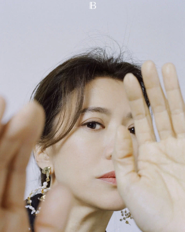 袁咏仪最新大片曝光 眼眸流转灵动上演托腮回眸杀