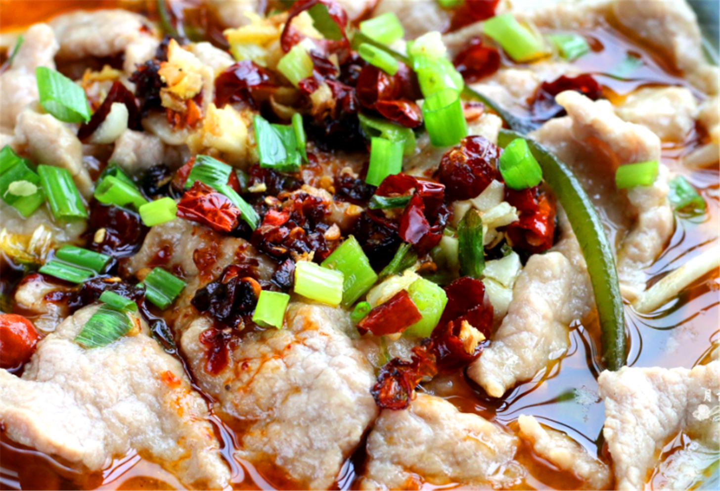 喜欢吃更麻辣的,可以用辣椒粉啊花椒啊,撒在肉片上.