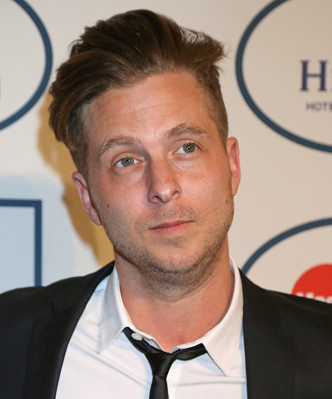 三封年专的音乐制作人ryan tedder 凭借数字三部曲《21》,《1989》