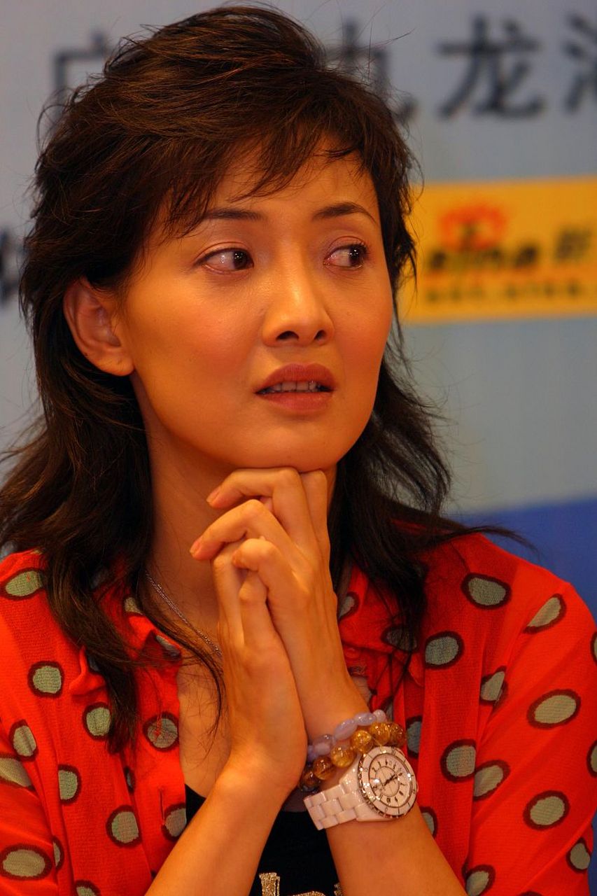 牛莉:不去,我没有太多的朋友,也没有什么交际,但我觉得……挺好的!