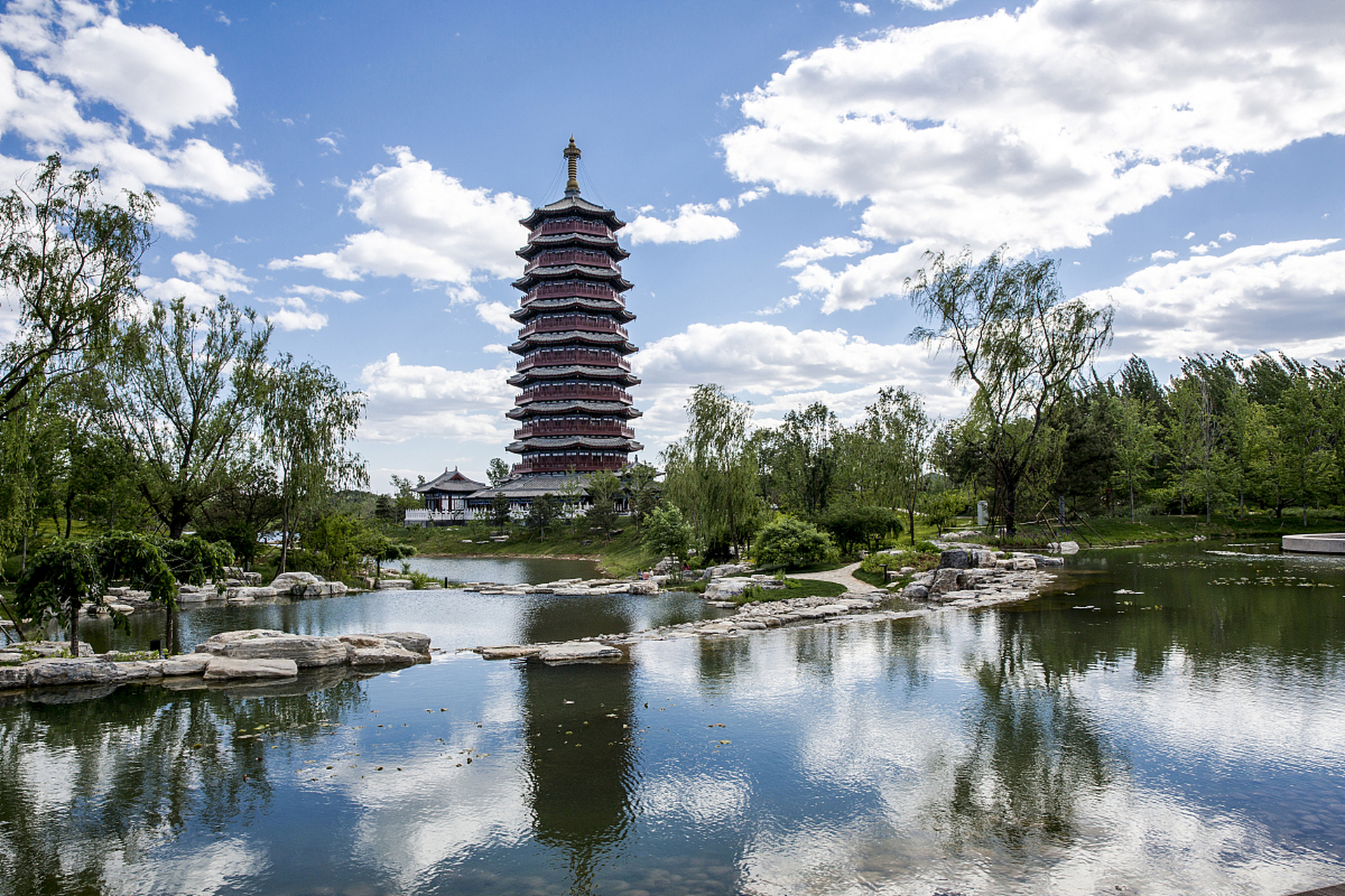 旅游# 雁栖湖,夏日京郊,美景满分 雁栖湖位于京郊怀柔燕山脚下,每年