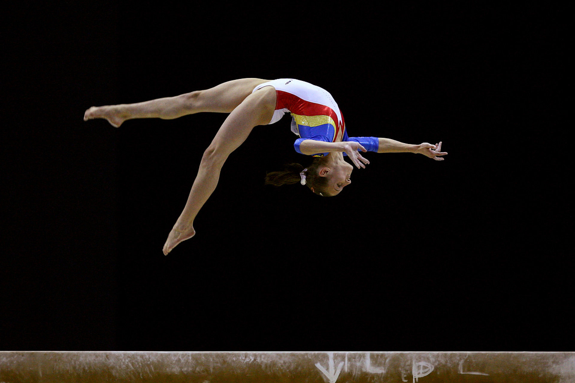 女体操运动员穿三角裤比赛基于多种因素考虑,包括展示身体线条,提高