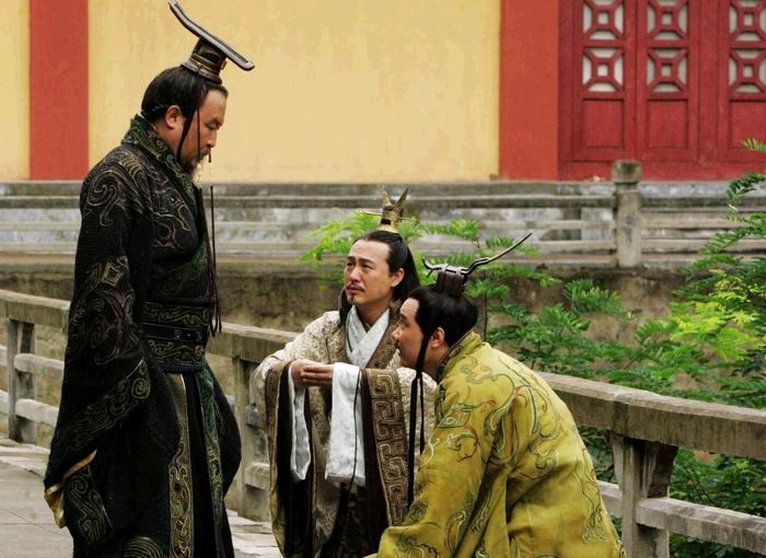 他曾多次劝谏君王杀了此人,可是君王最后不听还逼得他自刎而亡