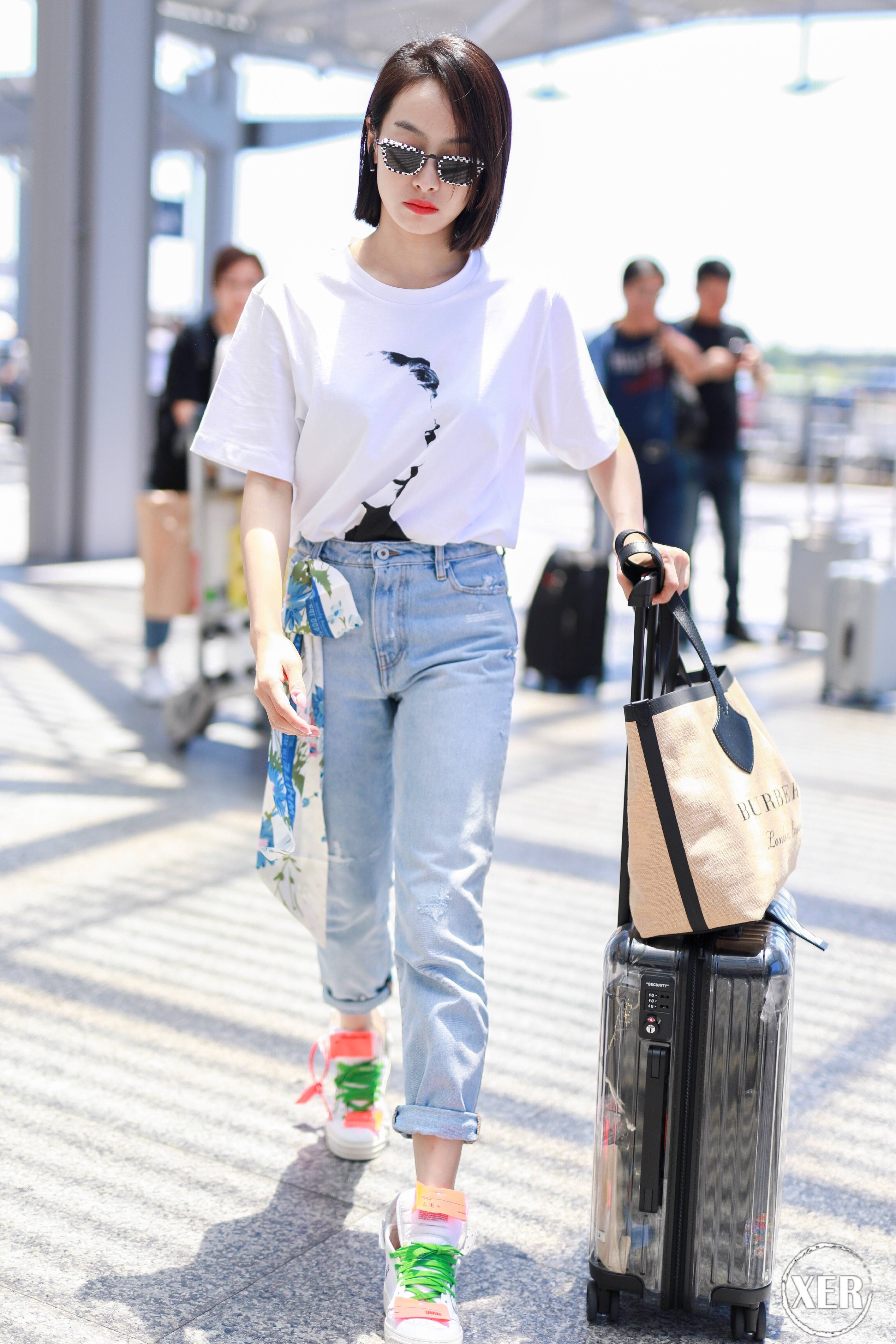 宋茜穿白t恤搭配牛仔裤现身机场,戴的墨镜和穿的鞋子很吸睛